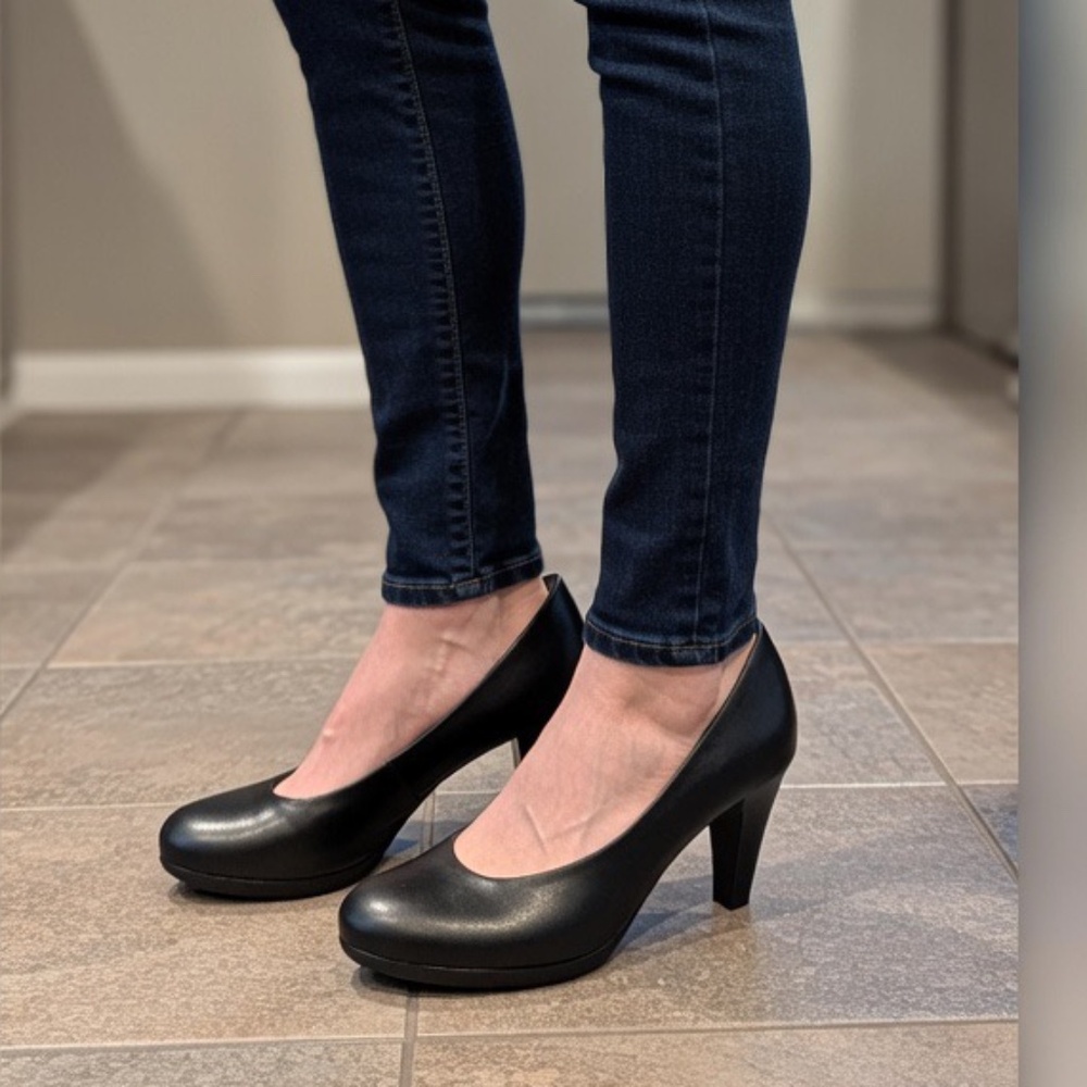 Black Pumps